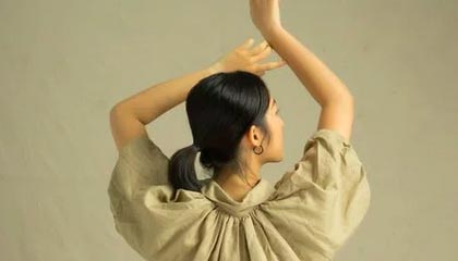 老人去世8套房子4套半给非亲生女儿，三个哥哥不认同引纠纷