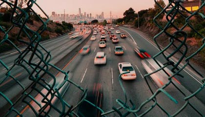 老人去世8套房子4套半给非亲生女儿，三个哥哥不认同引纠纷