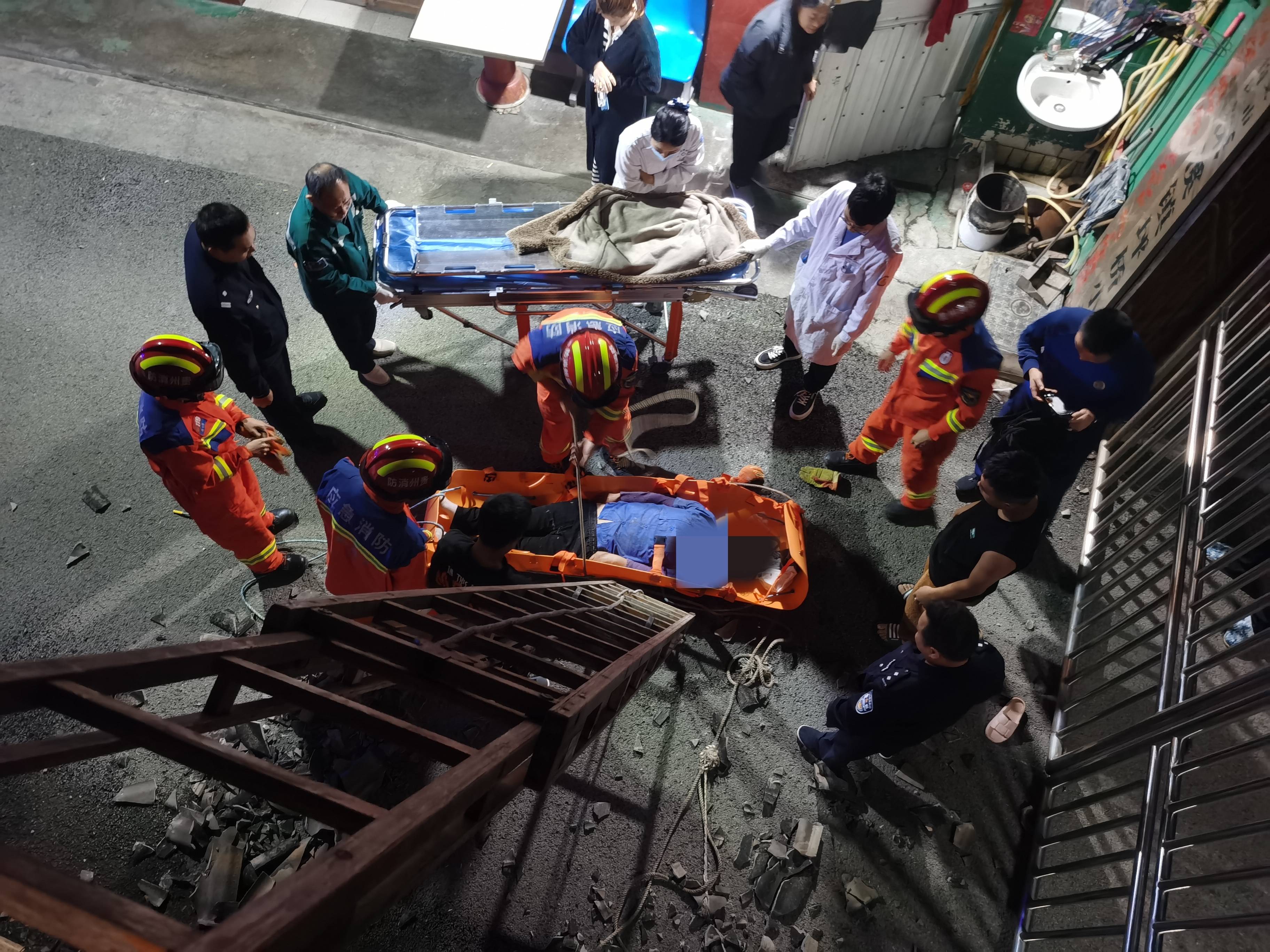 醉酒女子不慎从6楼跌落,贵州遵义消防成功营救