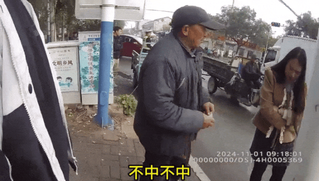 卖菜老人骑车剐蹭汽车,车主放弃索赔,老人坚持赔偿,民警调解:老人赔偿5元给对方