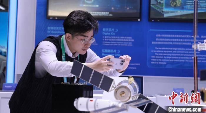 台湾青年观摩中国航展:备受震撼 成为歼−20模型拥趸