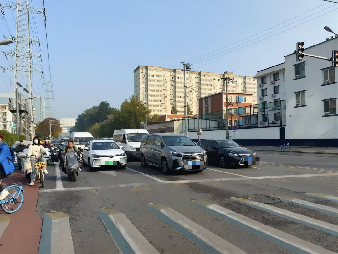 “都挺守规矩,就是过不去……”北京这个路口能优化吗?