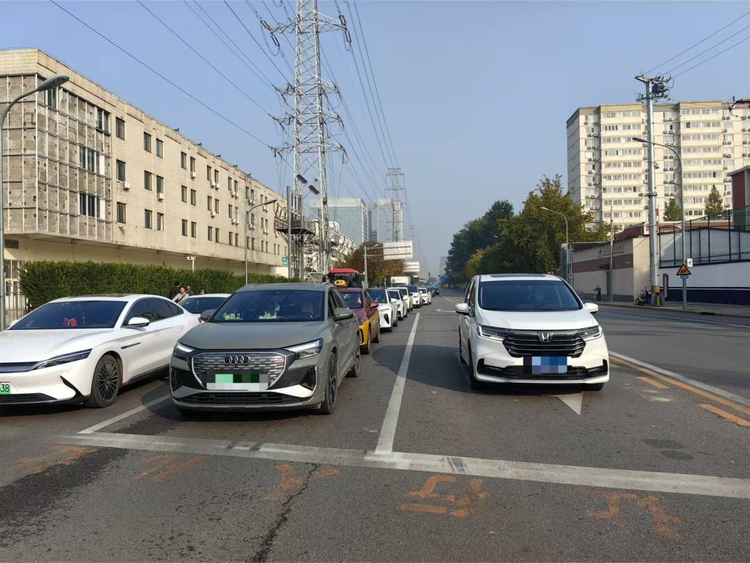 “都挺守规矩,就是过不去……”北京这个路口能优化吗?