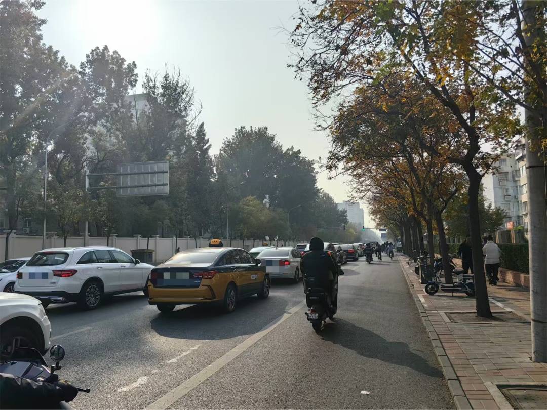 “都挺守规矩,就是过不去……”北京这个路口能优化吗?