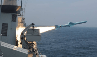 中国实力不再隐藏！美航母被堵在南海入口，求解放军手下留情