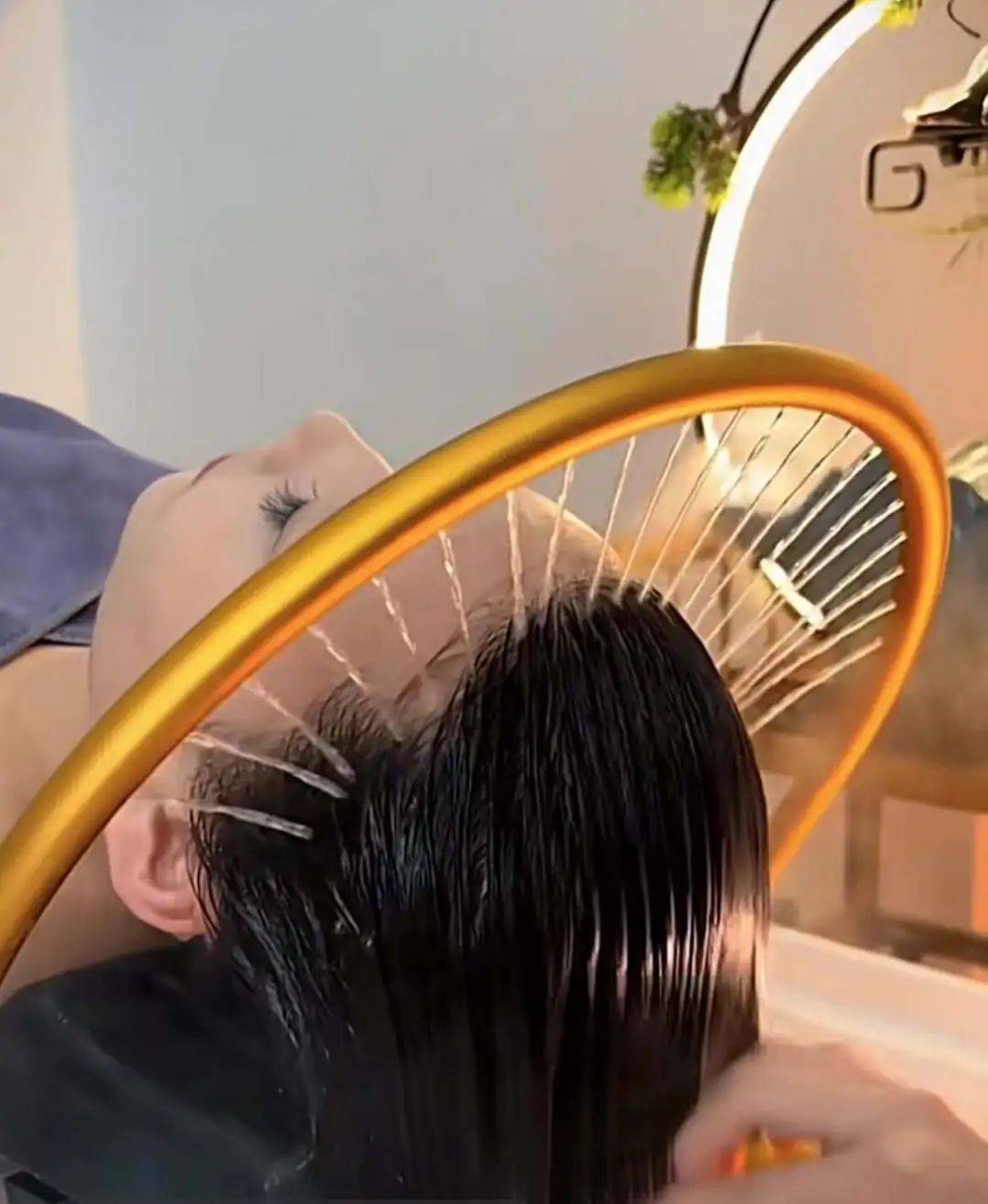 花钱买觉睡，商场洗头店成打工人的“钟点房”