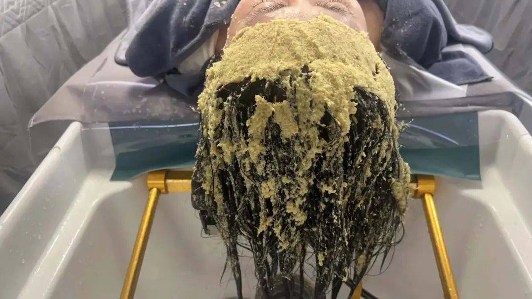 花钱买觉睡，商场洗头店成打工人的“钟点房”