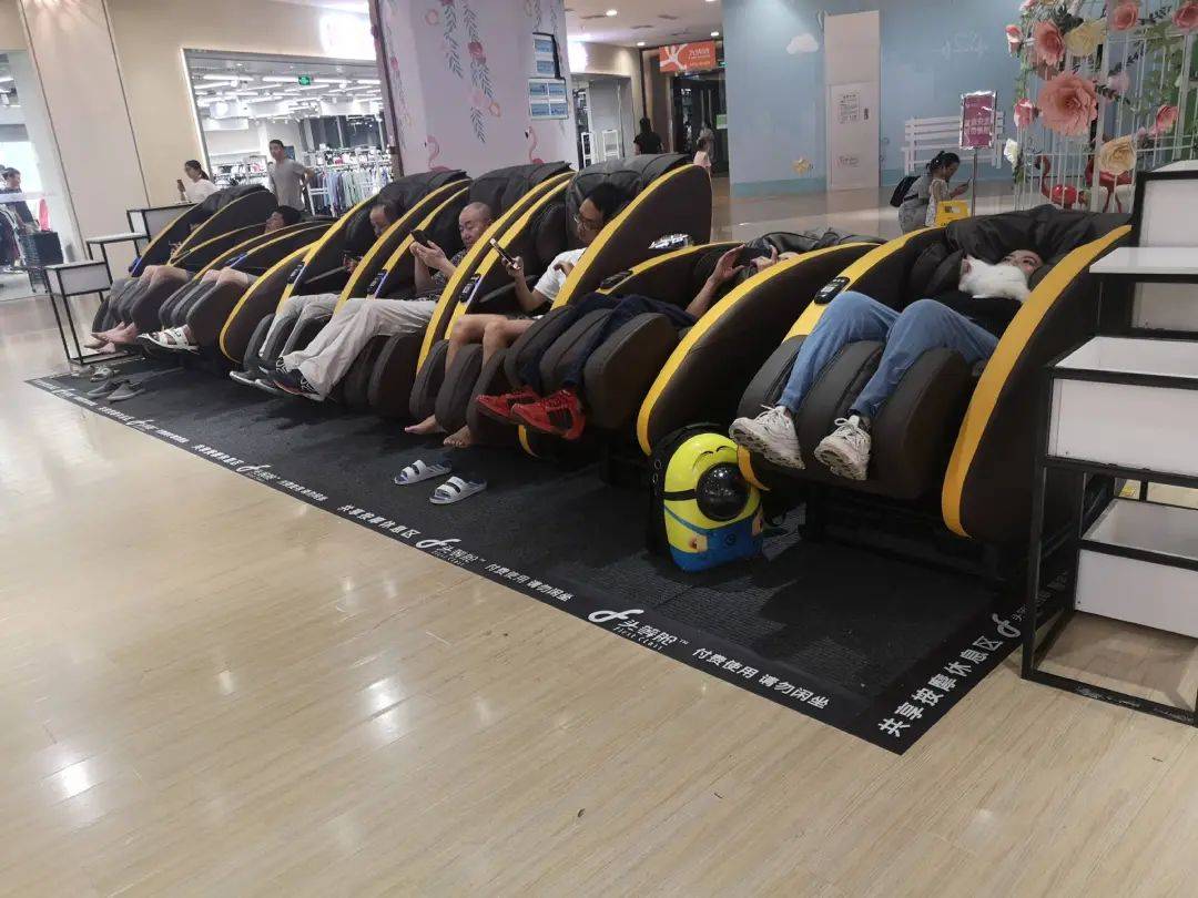 花钱买觉睡，商场洗头店成打工人的“钟点房”