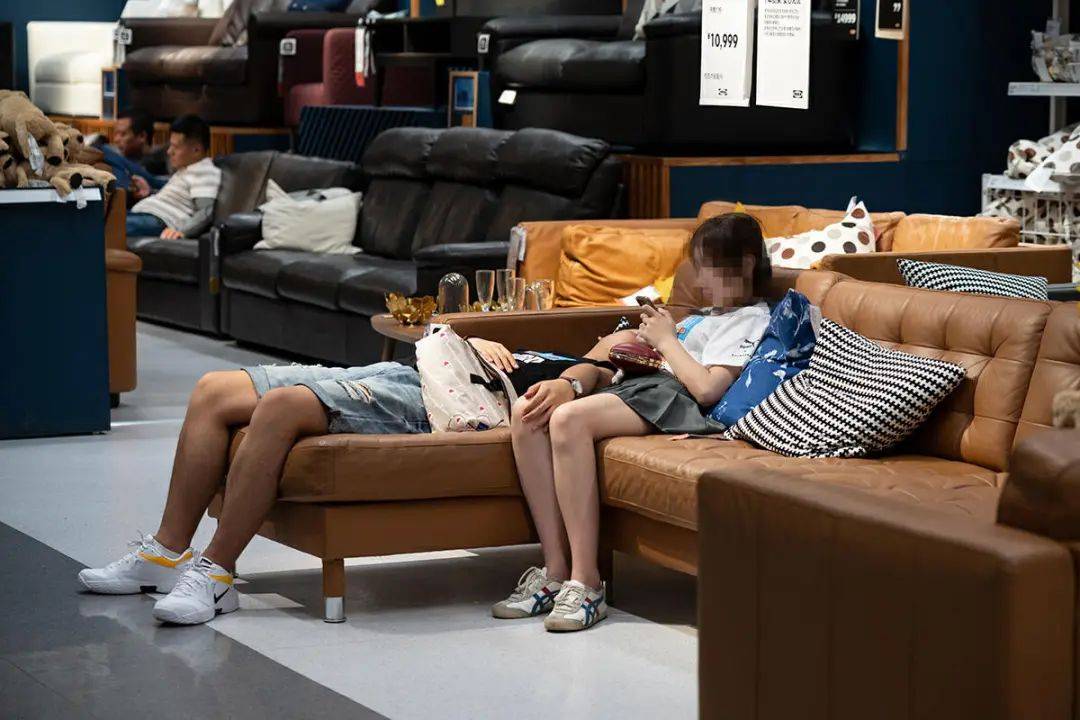 花钱买觉睡，商场洗头店成打工人的“钟点房”