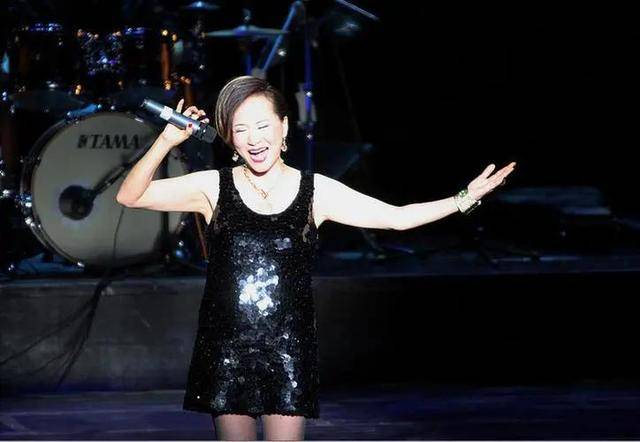 原来早已退出中国籍?被老外“玩腻就丢掉”的郑绪岚,却回国捞金