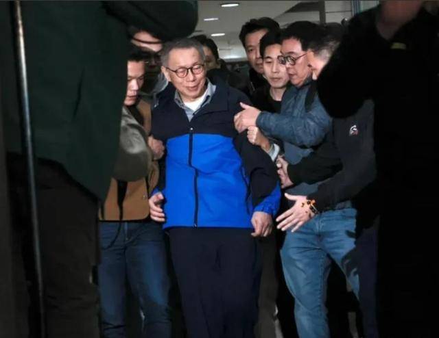 柯文哲绝处逢生,岛内高官突然集体“大逃亡”,邱毅罕见发文求救