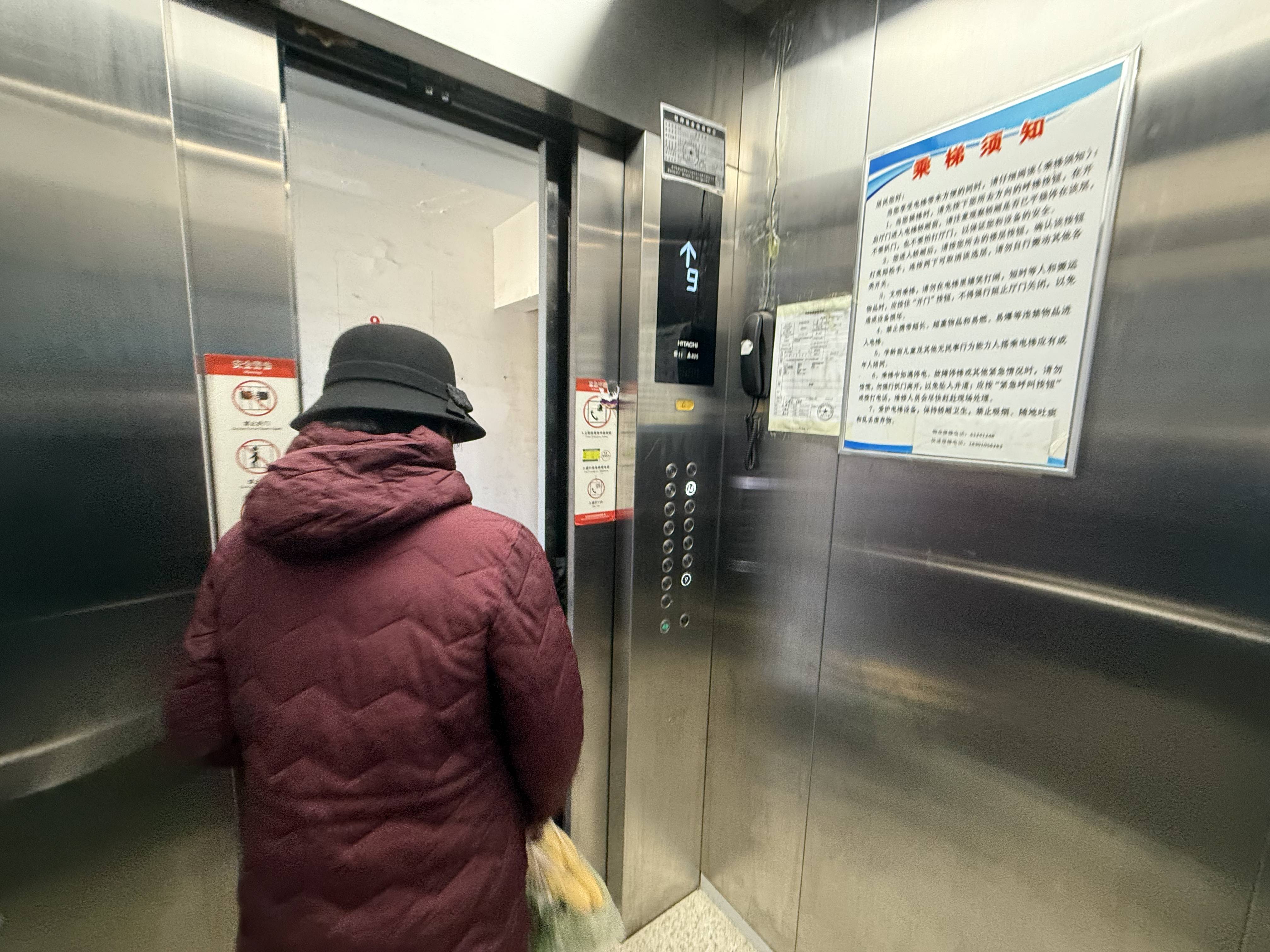 探访北京首例居民自筹换电梯:上岗400天,连保护膜都没舍得撕