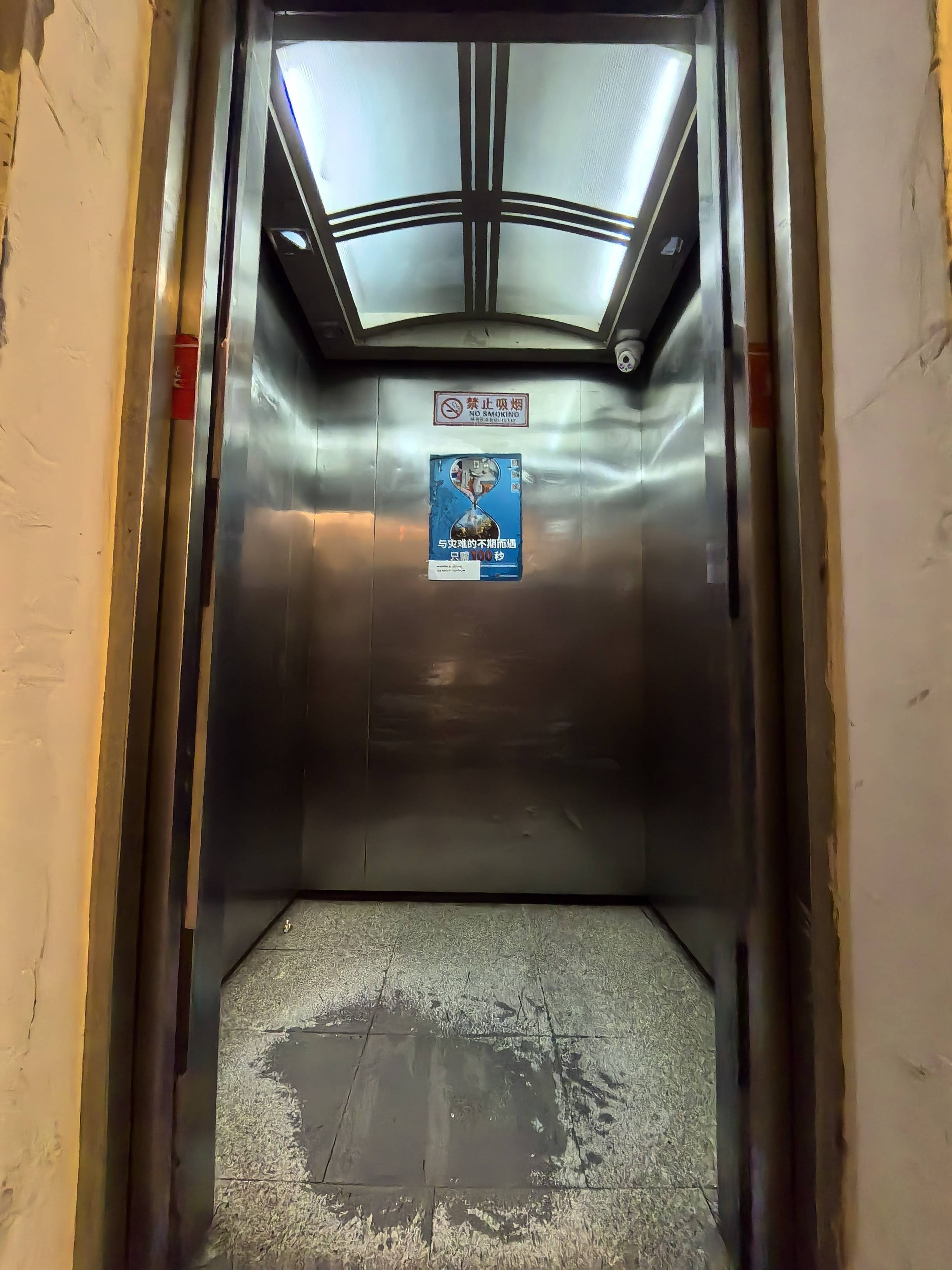 探访北京首例居民自筹换电梯:上岗400天,连保护膜都没舍得撕