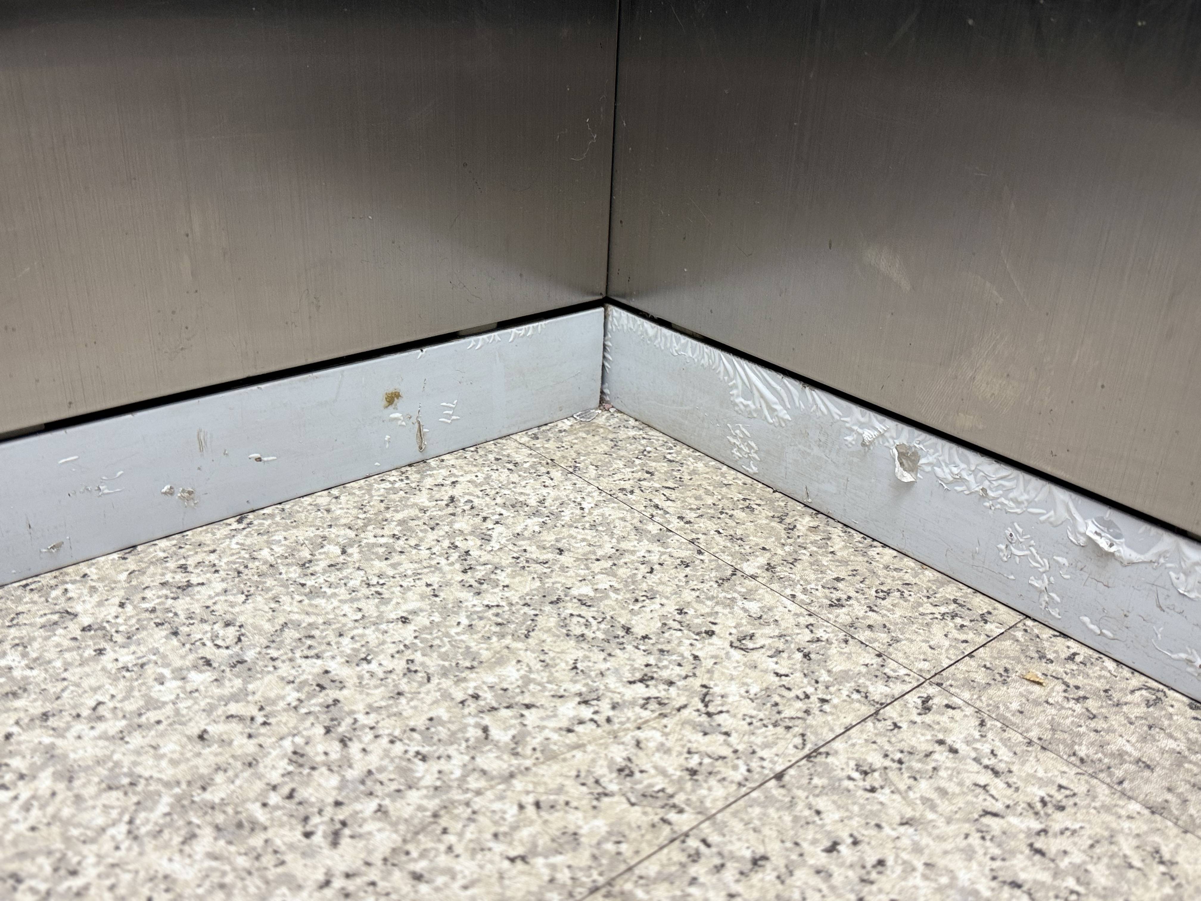 探访北京首例居民自筹换电梯:上岗400天,连保护膜都没舍得撕