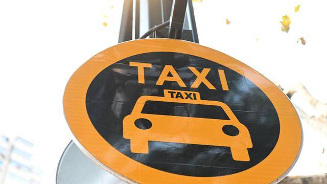 上海一辆出租车故意绕路1.5公里，法院认定构成欺诈，乘客获赔500元