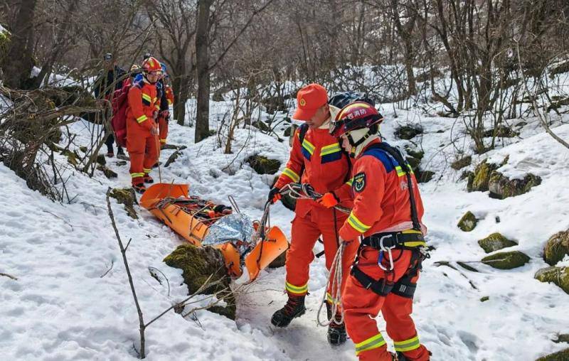 西安一大学生登山途中不慎坠崖 当地出动直升机救援
