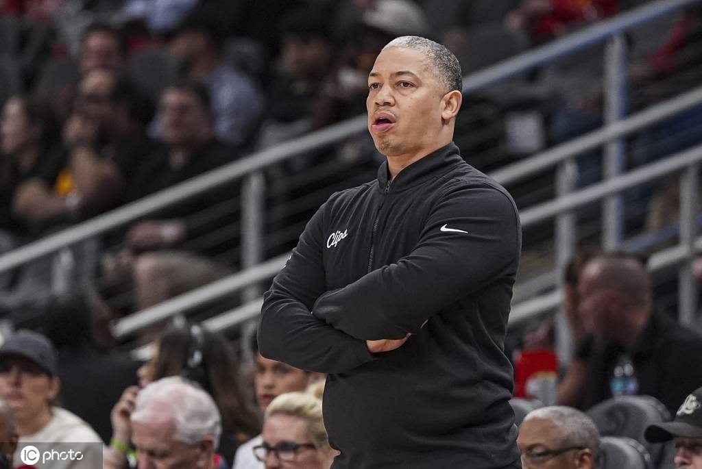 离谱!快船本赛季首次全员出战 但主教练因伤缺席