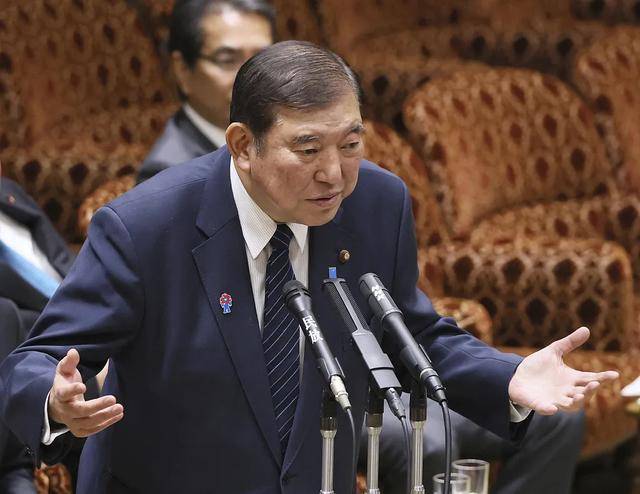 给15名议员“发红包”，日本首相惹祸了