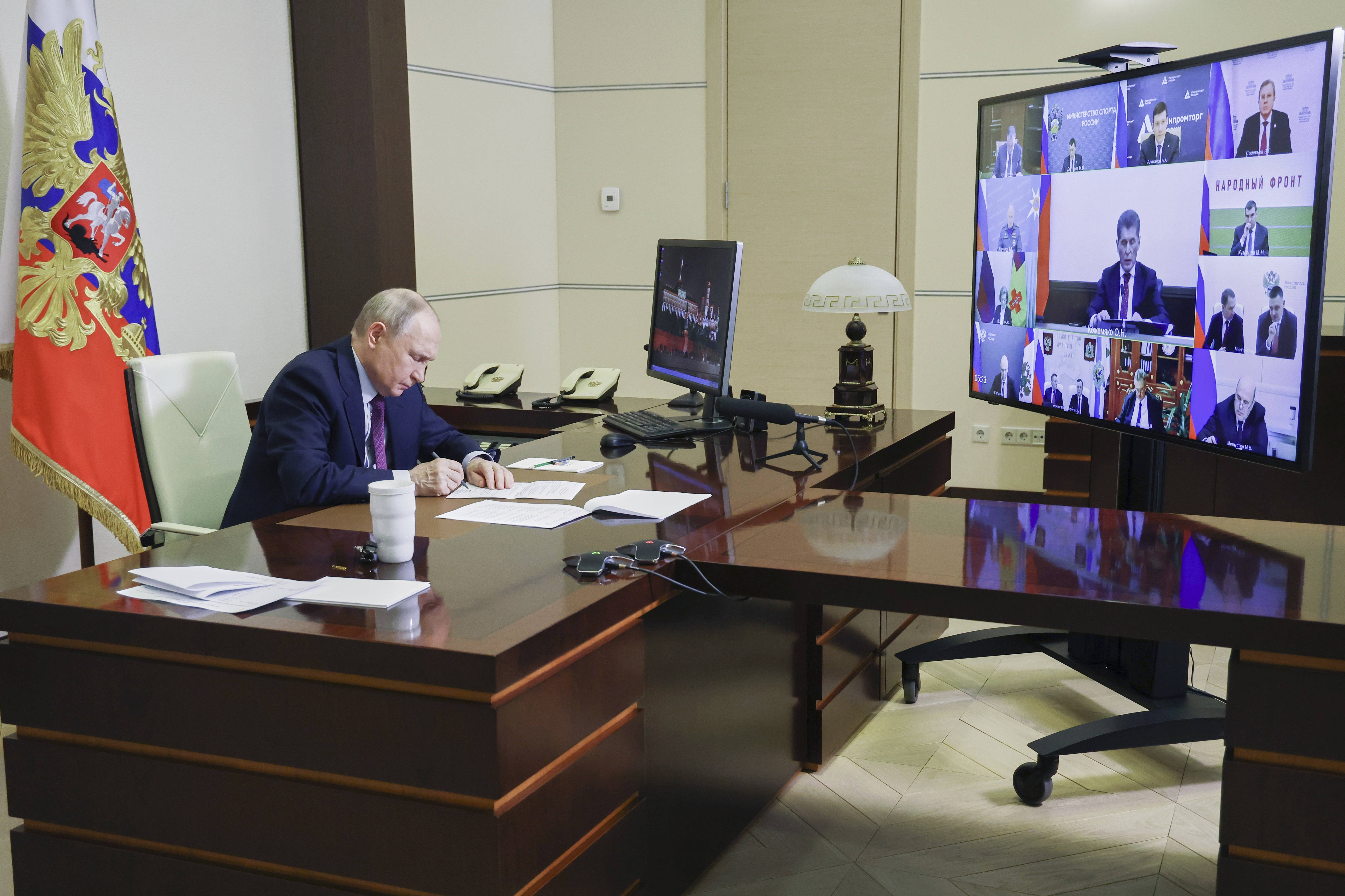 家具厂女员工拒绝透露挣多少钱 普京多次追问未果