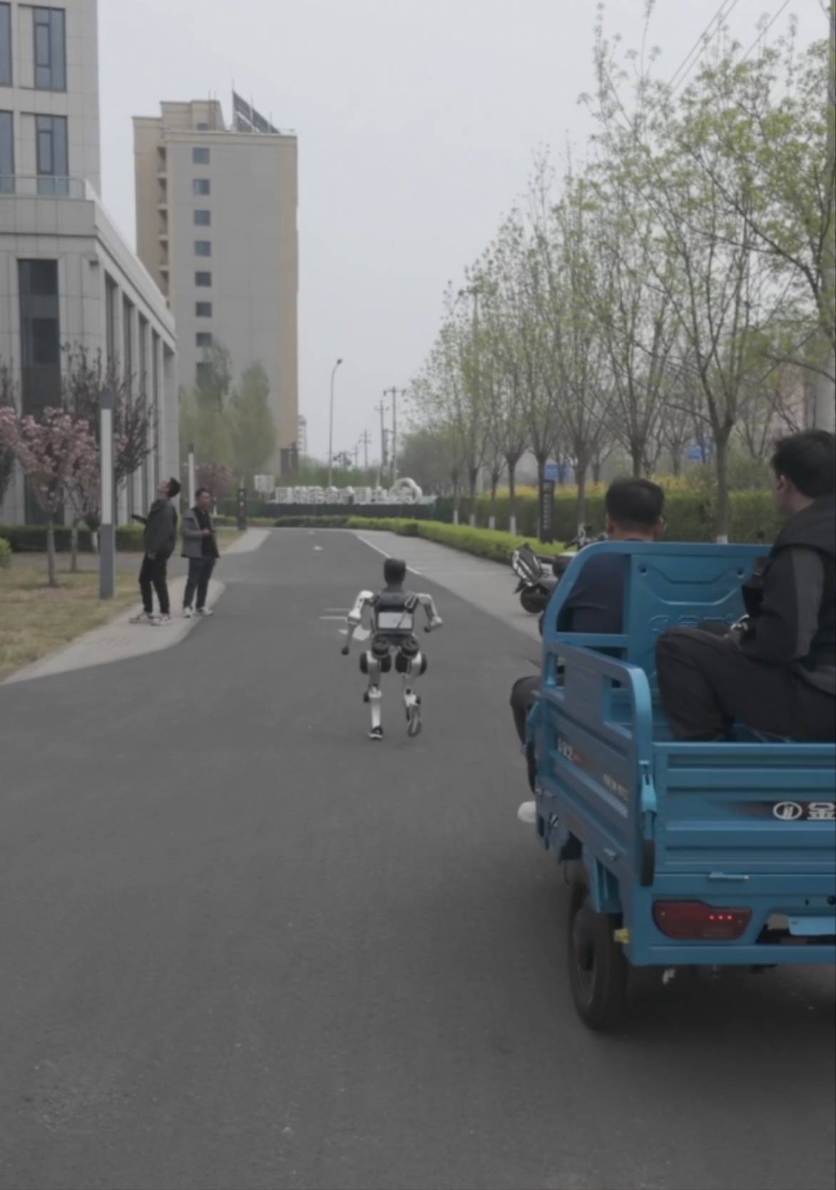 首个人形机器人半马落幕：只卖3.99万元的亚军“小顽童”做了哪些准备？