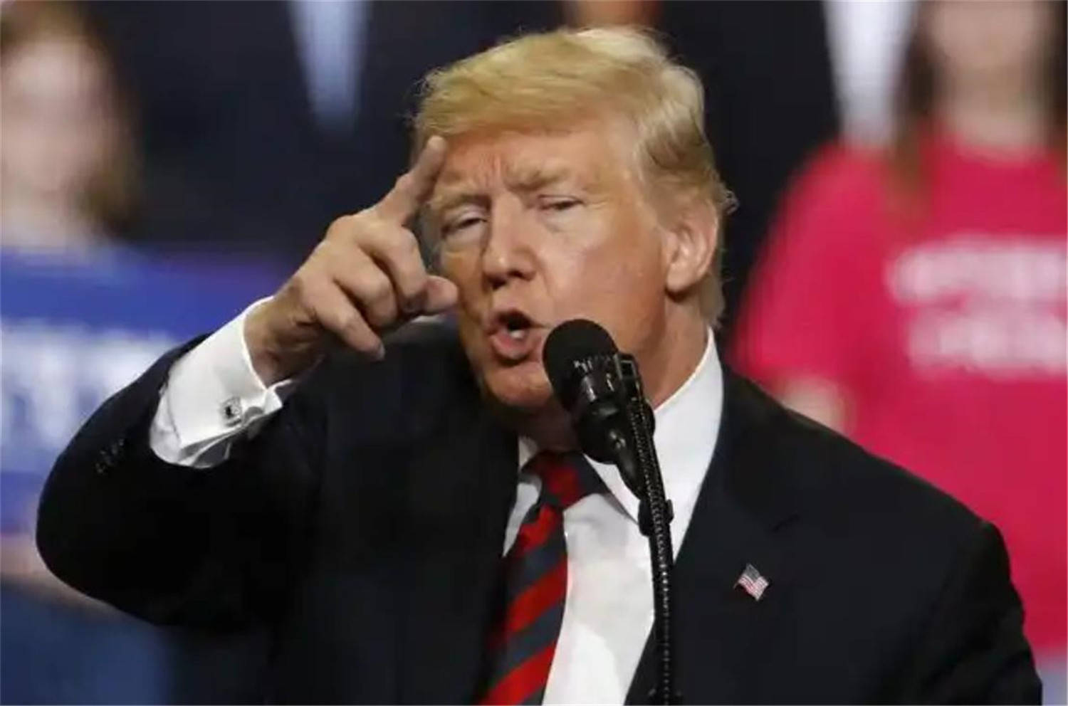 中方偏不上谈判桌，特朗普被逼急，对华态度大变，一点办法都没有