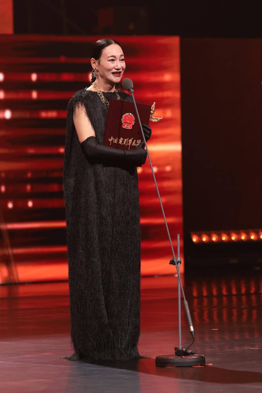 我是65岁不是56岁：惠英红承认获奖太激动而说错年龄