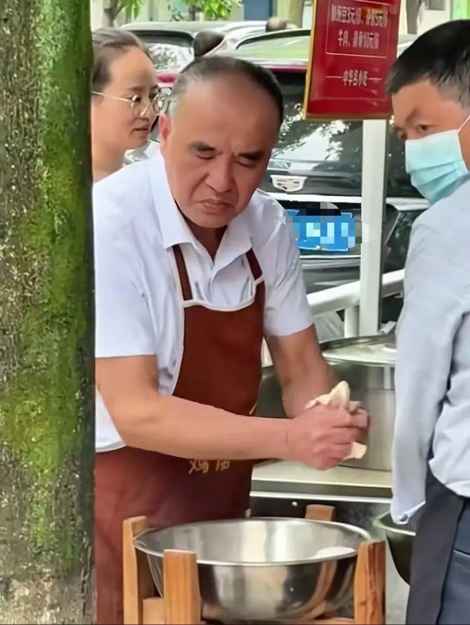 每天扯1000多碗，重庆扯面大爷表情失控引关注，本人发声：现在手都是肿的