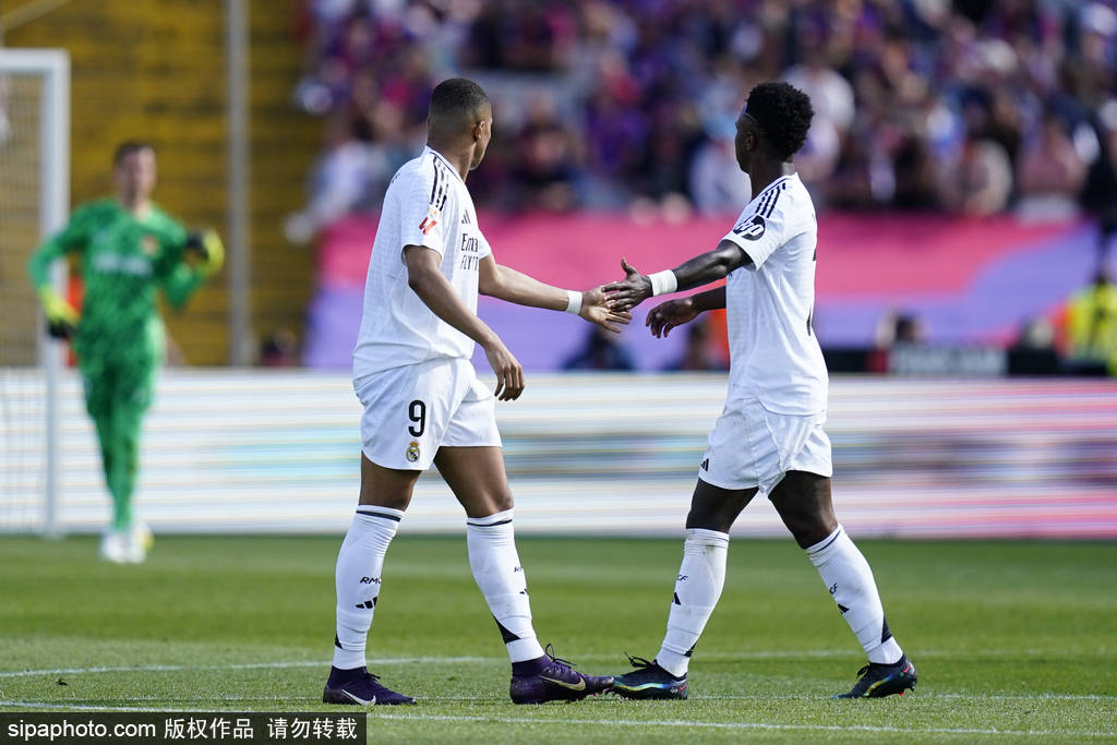 赛季四杀!西甲-姆巴佩戴帽拉菲2球 巴萨4-3皇马7分领跑