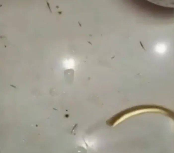 金手镯剪开流出液体，女子疑遇“注水黄金”