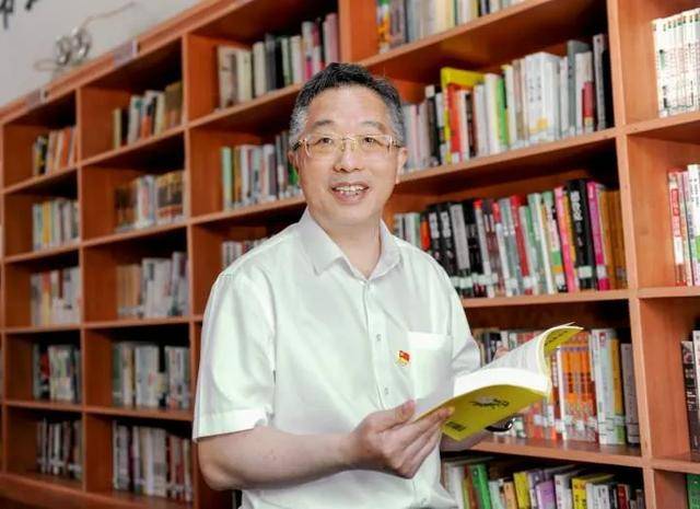 “颐云楼主人”，主动向省纪委投案