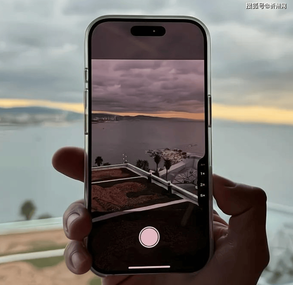 为什么说iPhone 16 Pro Max价格大跳水,对安卓手机是“降维打击”?