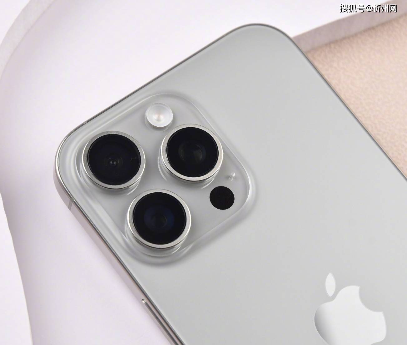 为什么说iPhone 16 Pro Max价格大跳水,对安卓手机是“降维打击”?