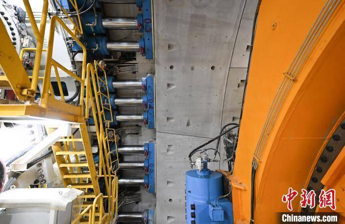 浙江宁波：世界最长海底高铁隧道进入海域段盾构施工