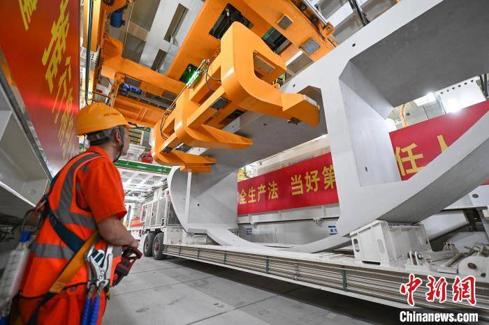 浙江宁波：世界最长海底高铁隧道进入海域段盾构施工