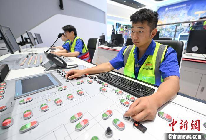 浙江宁波：世界最长海底高铁隧道进入海域段盾构施工