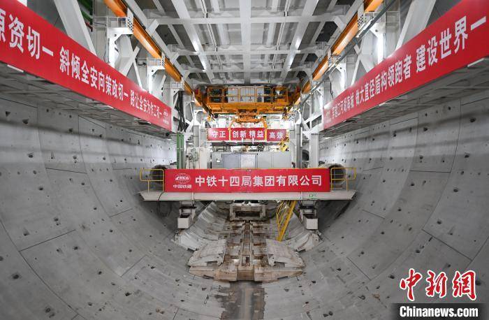 浙江宁波：世界最长海底高铁隧道进入海域段盾构施工