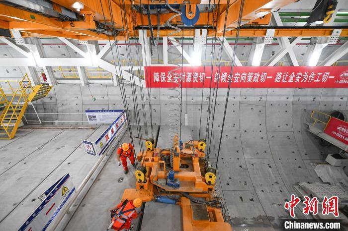 浙江宁波：世界最长海底高铁隧道进入海域段盾构施工