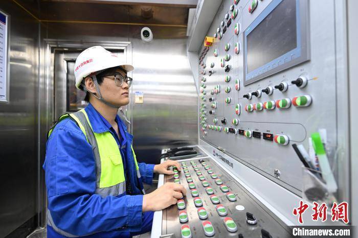 浙江宁波：世界最长海底高铁隧道进入海域段盾构施工