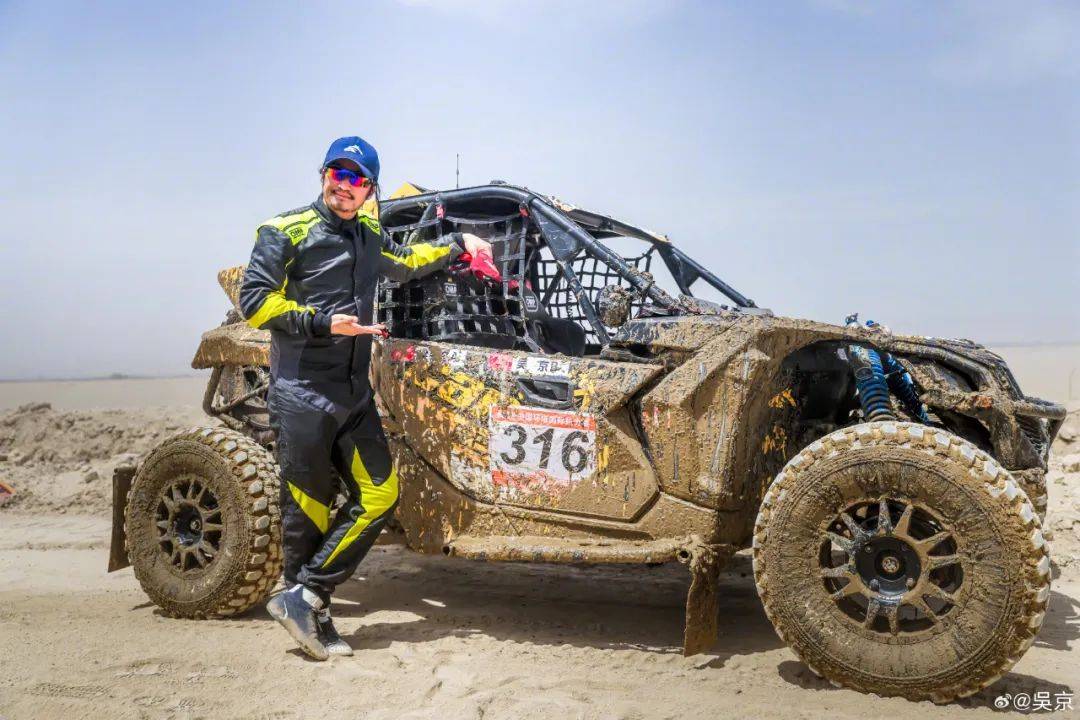 吴京晒妻子谢楠登珠峰的照片，网友：圆满了珠峰求婚的梦