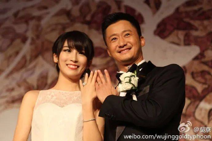 吴京晒妻子谢楠登珠峰的照片，网友：圆满了珠峰求婚的梦