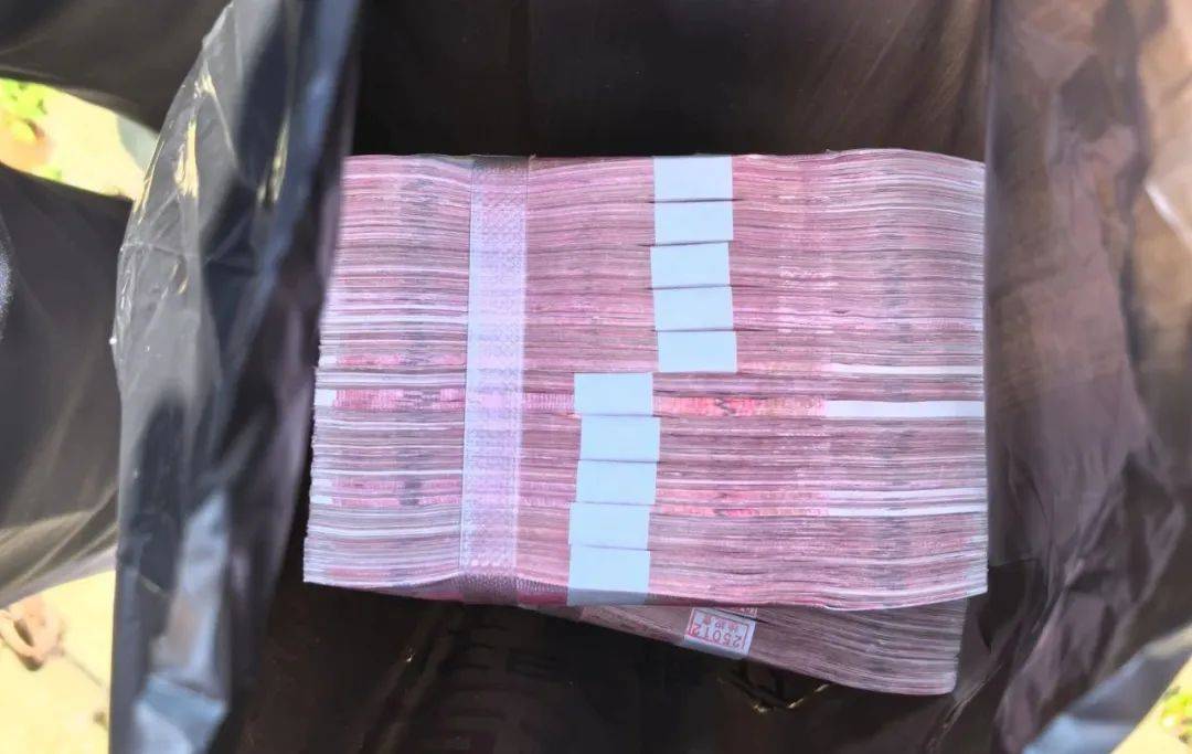 浙江女子取了20万元给工人发工资，竟被警察找上门