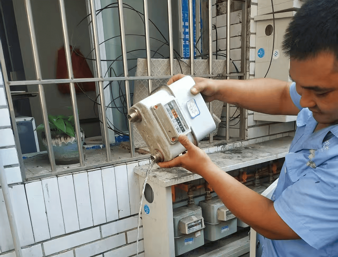 四川内江一租户误将自来水管接入燃气管，致99户“爆表”！赔了1.5万