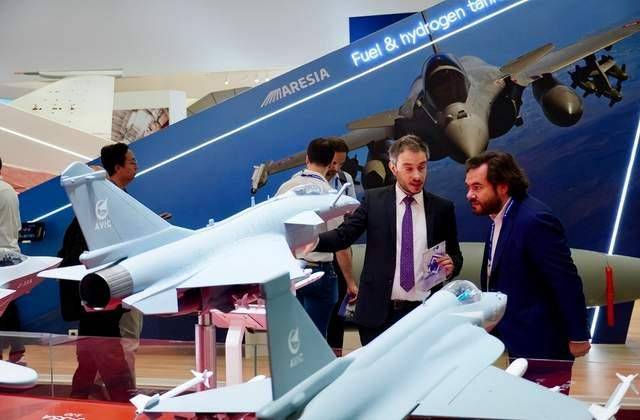 风头盖过歼20！歼10带着新战术亮相航展，美军未来几年都学不会