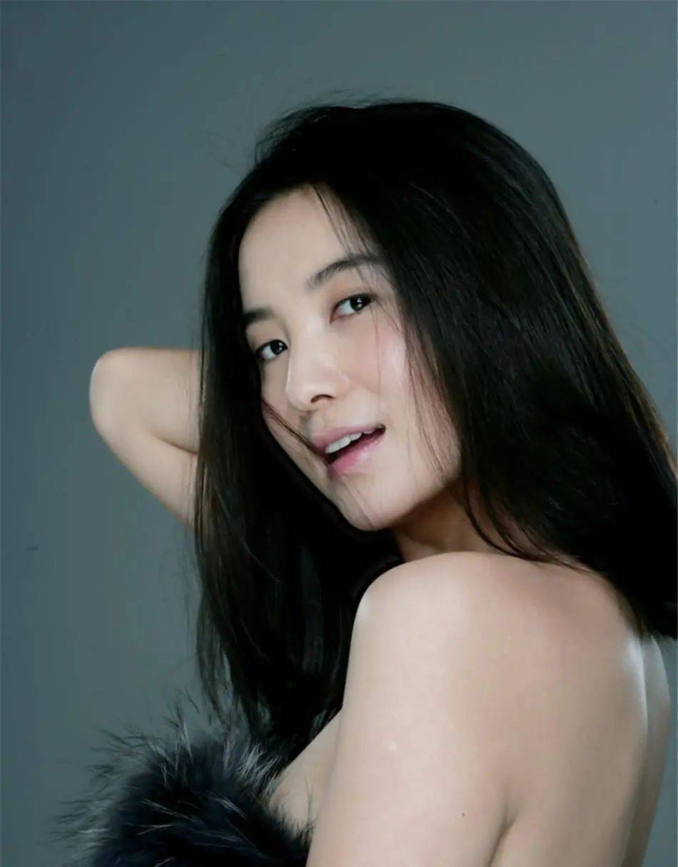 考古|宋佳被曝隐婚?男方曾导《白夜追凶》两人恋爱7年,情路坎坷的她终修得正果