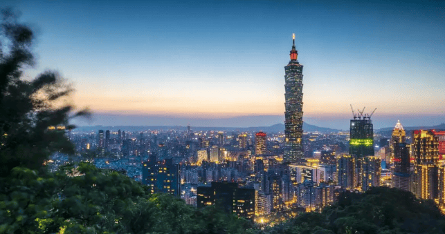 台海闯入不速之客，解放军火速行动，50架军机四面围台，赖清德彻底坐不住