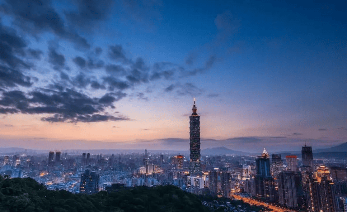 台海闯入不速之客，解放军火速行动，50架军机四面围台，赖清德彻底坐不住