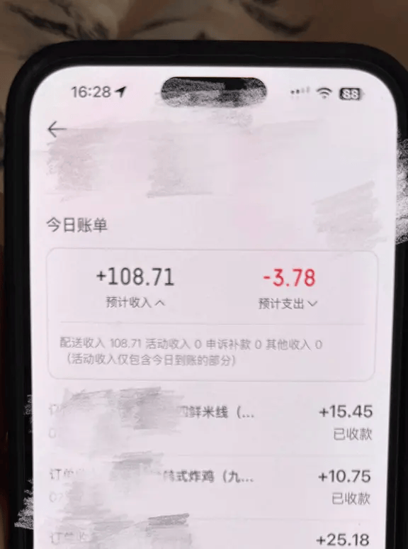 22岁女生爬楼送外卖6天瘦10斤，精致打扮被指炒作，当事人回应