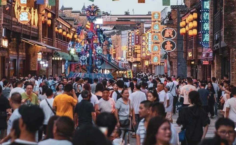 景德镇陶阳里步行街收费引热议，景区回应