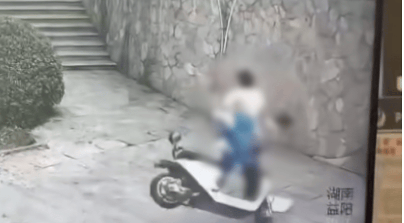 湖南两高中生骑电动两轮车撞围墙身亡，一学生母亲：系改装车辆，儿子刚坐上40秒就发生事故，警方：改装者已被控制