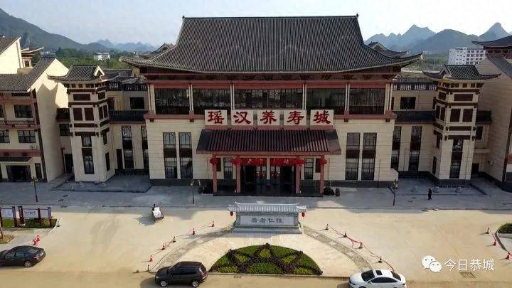 盲目建设致140亩“瑶汉养寿城”烂尾,104户购房群众没法交房、办证和入学,怎么办?